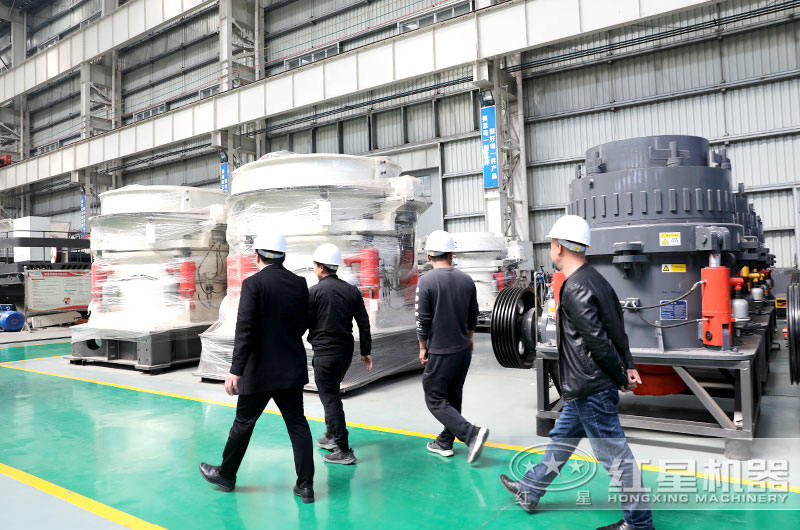 客戶來廠參觀選購圓錐破碎機(jī)